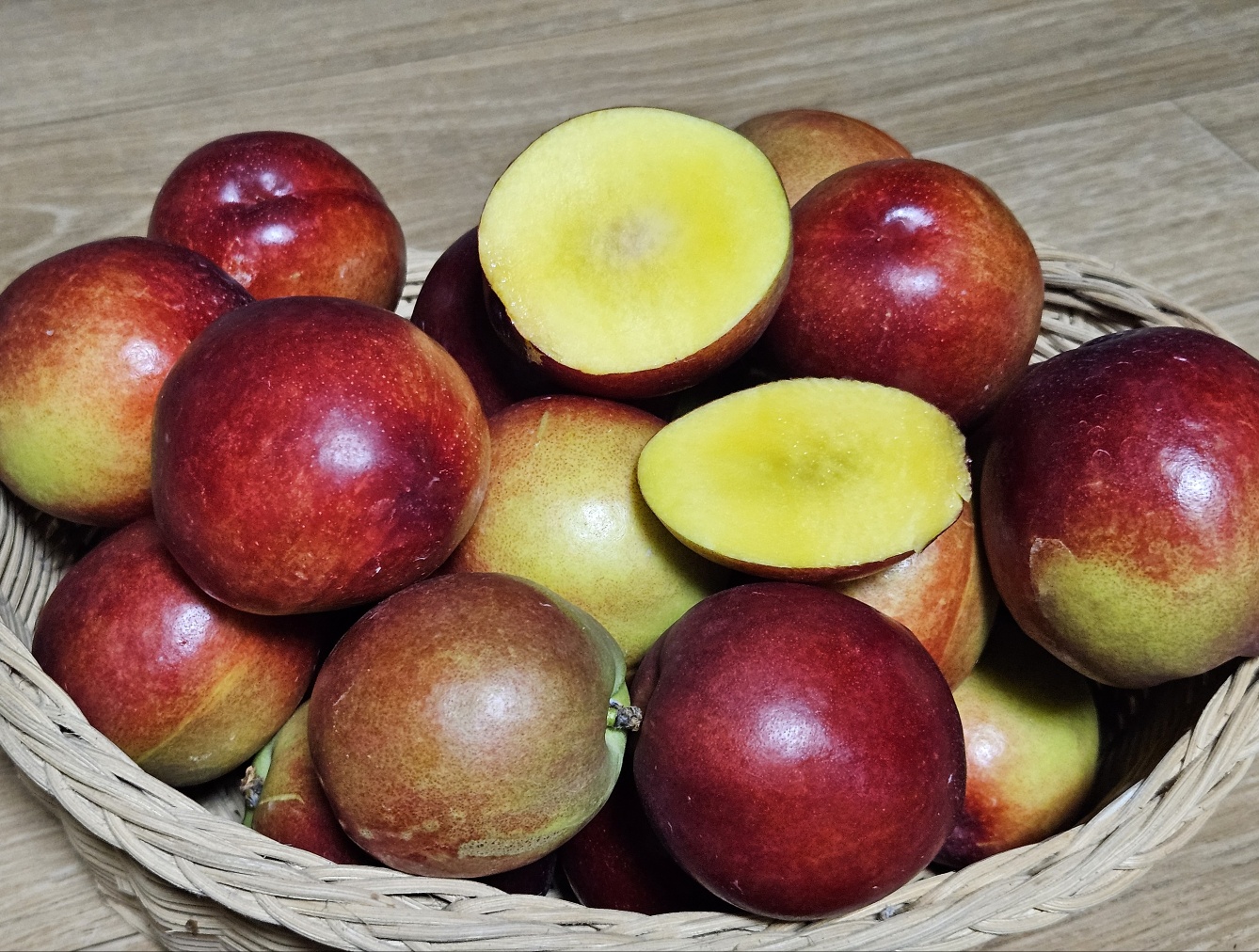 [2주 한정] 황도처럼 부드럽고 꿀처럼 달콤한! 경북 청도 해다믄농원 신선복숭아 중대과 4kg